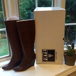 FRYE GENUINE KNEE HIGH REGINA $345/  6.5 W